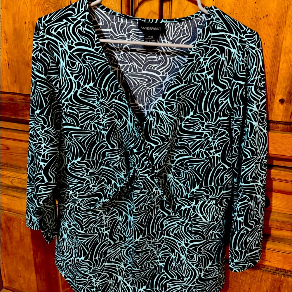Light and comfortable blouse with black base and teal design.